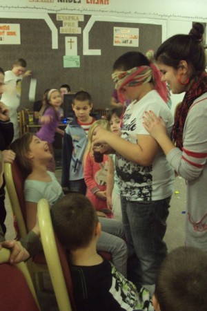 Súťaž v kŕmení pudingom